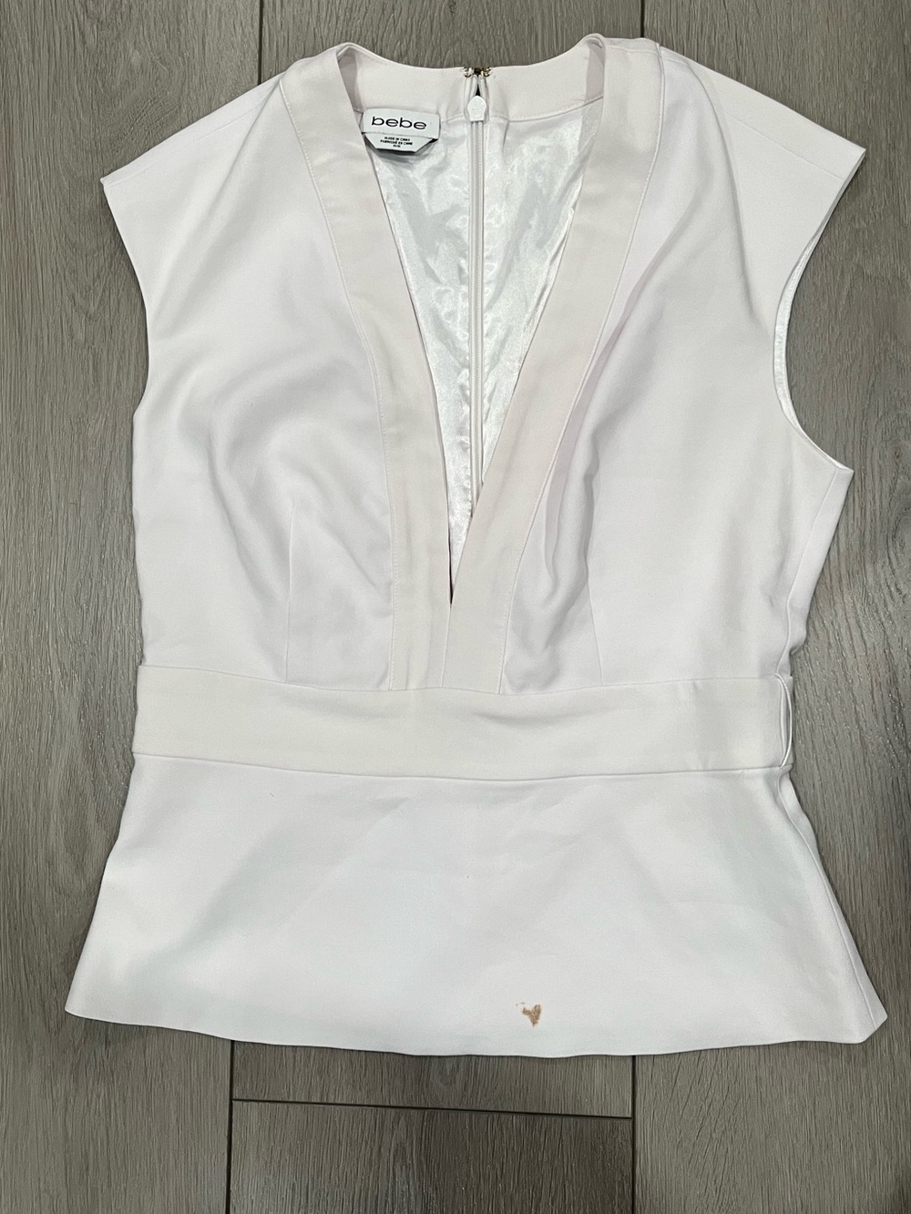 bebe Off-White V-Neck Cap Sleeve Peplum Top